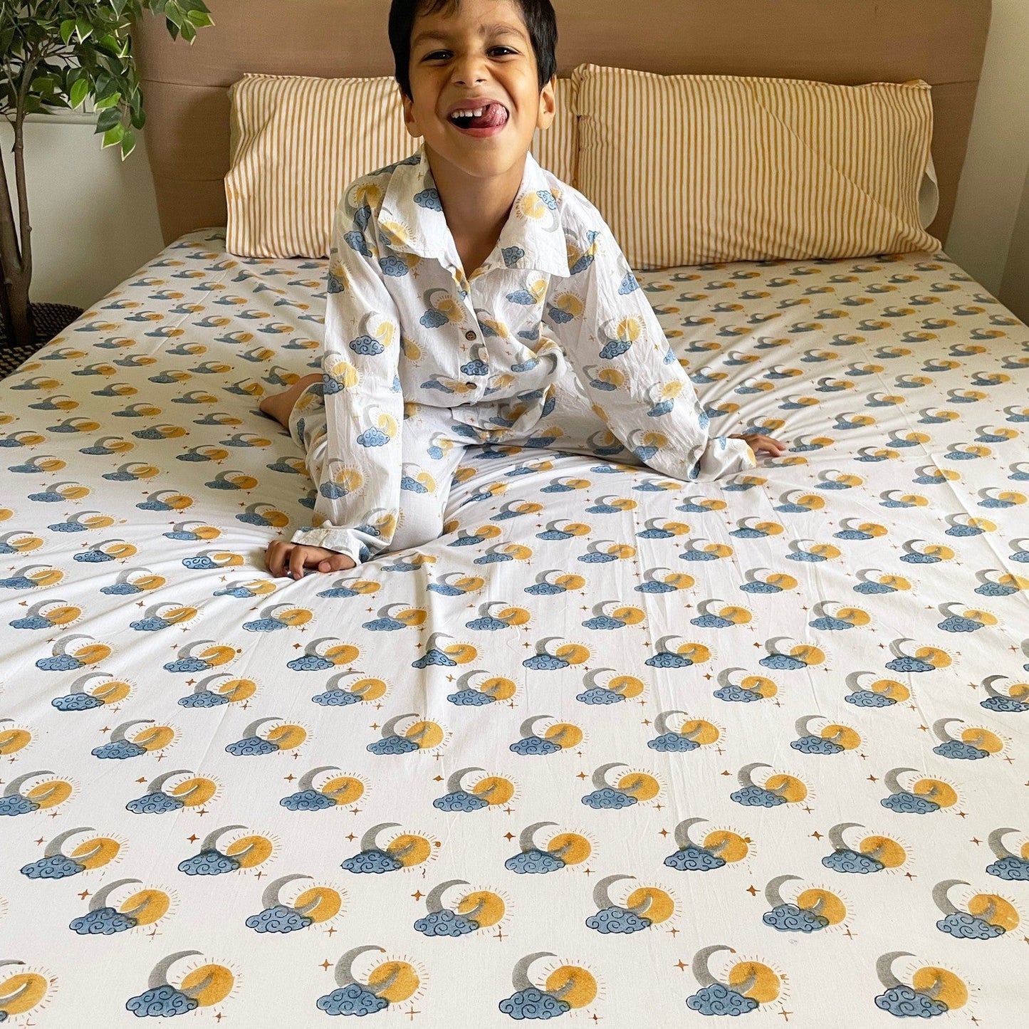 Sun & Moon Double Bedsheet With Pillow Cover